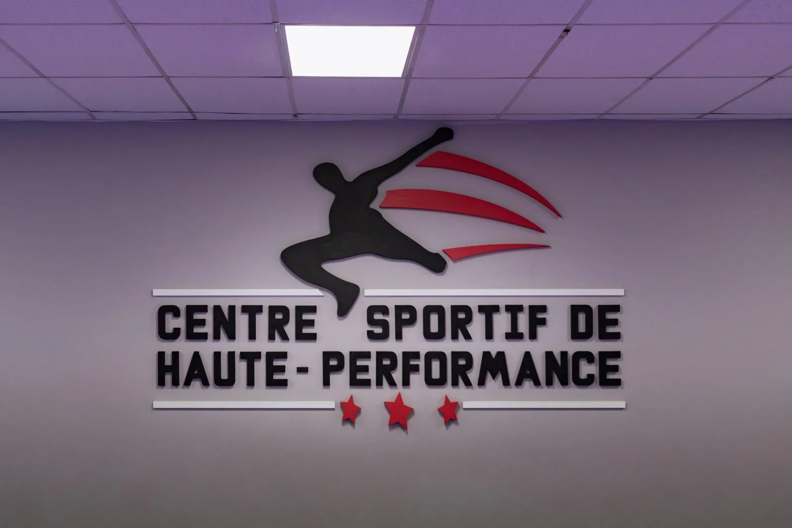 Le mur du dojo avec le logo du Centre Sportif de Haute-Performance